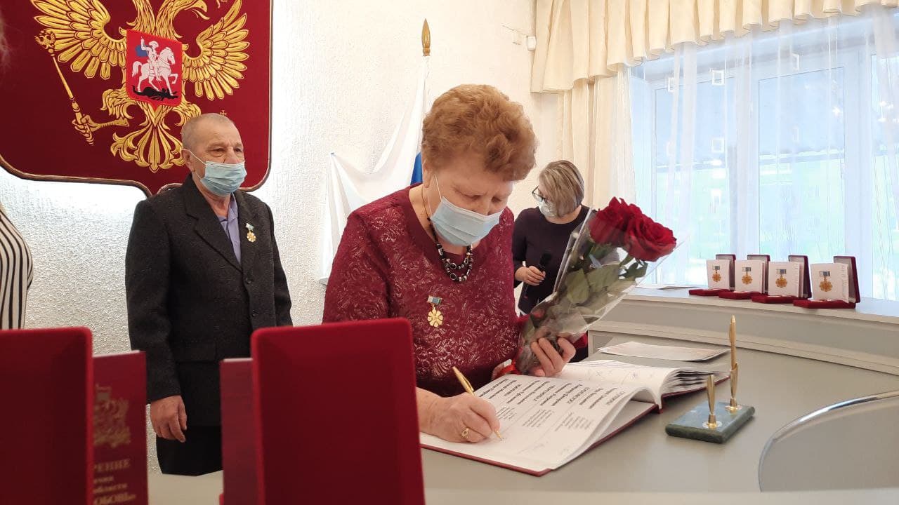 Прекрасные цветы, нежные объятия, море теплых пожеланий и вальс